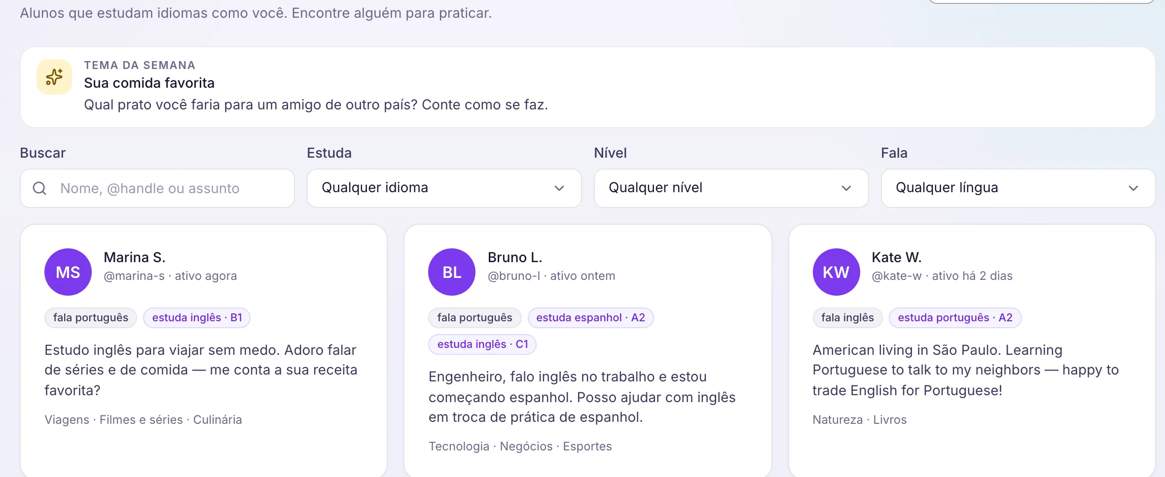 A tela Comunidade: o tema da semana no topo, os filtros por idioma, nível e língua que fala, e os cards de quatro alunos com o que cada um estuda e um texto de apresentação.