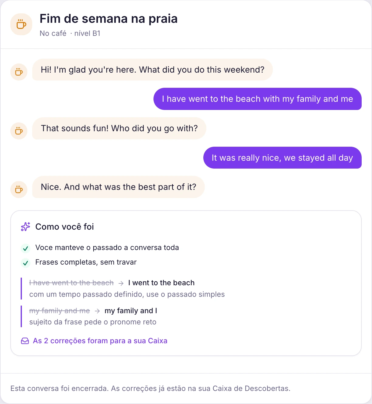 Uma conversa encerrada: a IA pergunta sobre o fim de semana, o aluno responde em inglês, e no fim o relatório mostra dois erros dele com a versão correta ao lado e o aviso de que as correções foram para a Caixa de Descobertas.