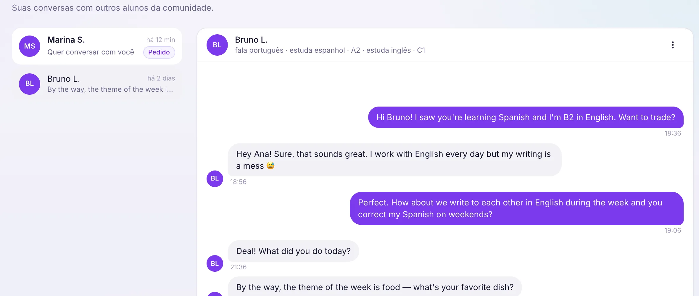 A tela Mensagens: a lista de conversas à esquerda, com um pedido esperando resposta, e à direita um fio em inglês com o tema da semana e três perguntas prontas acima do campo de escrever.